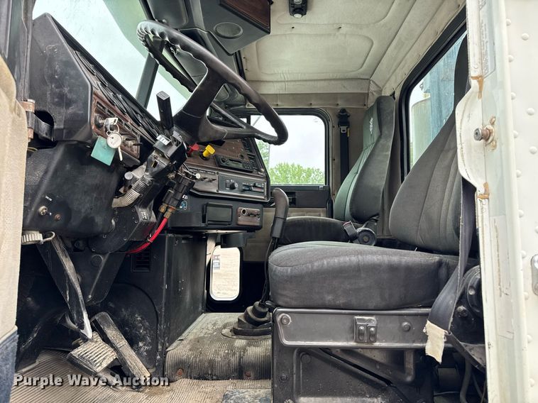 image for item DV2659 2000 Freightliner FLD112 semi truck