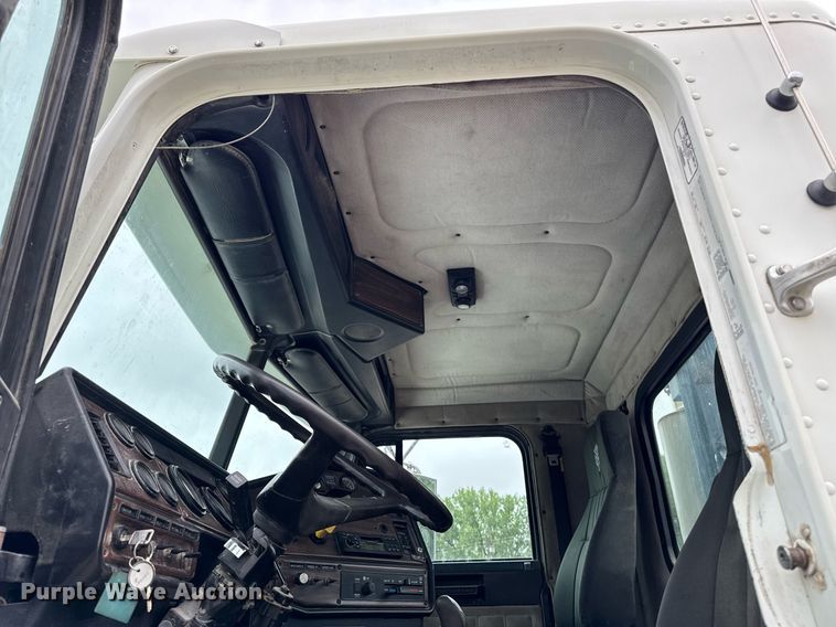 image for item DV2659 2000 Freightliner FLD112 semi truck