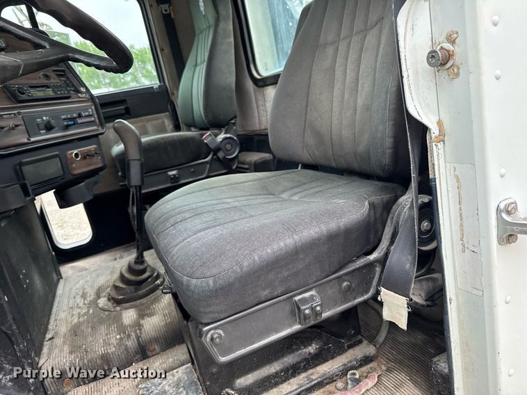 image for item DV2659 2000 Freightliner FLD112 semi truck