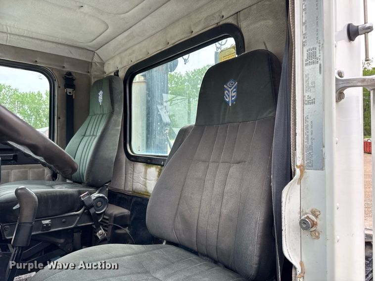 image for item DV2659 2000 Freightliner FLD112 semi truck