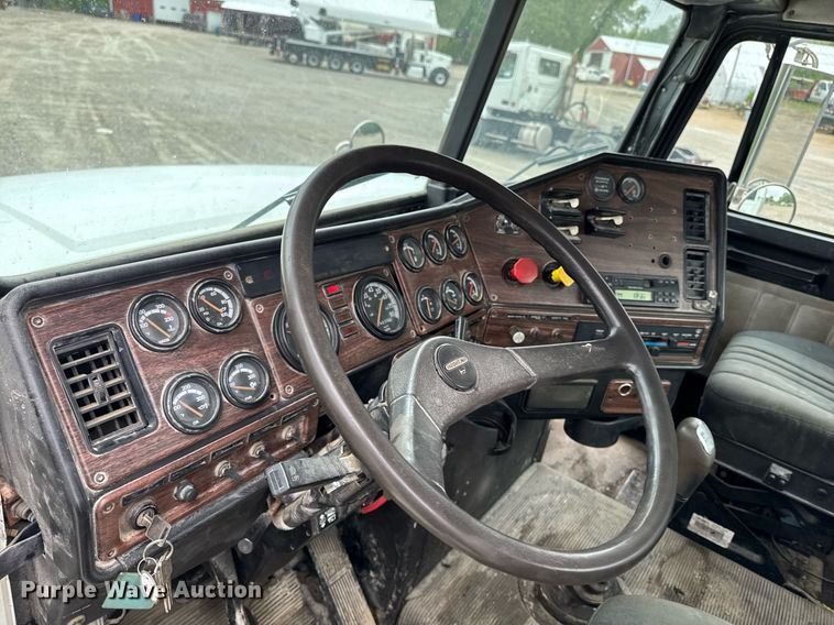 image for item DV2659 2000 Freightliner FLD112 semi truck