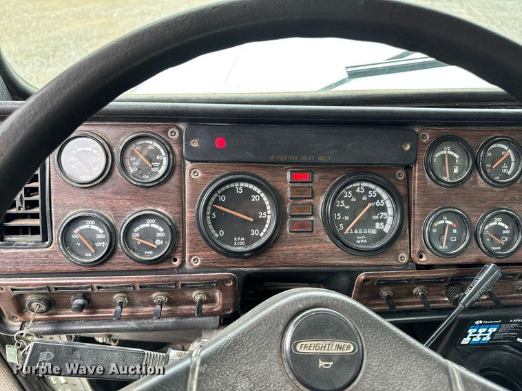 image for item DV2659 2000 Freightliner FLD112 semi truck