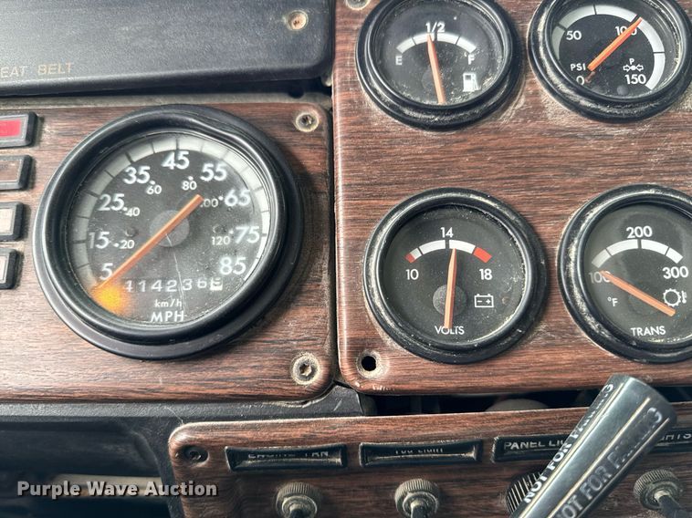 image for item DV2659 2000 Freightliner FLD112 semi truck