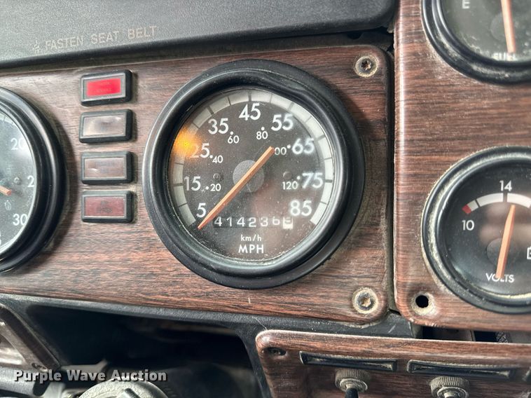 image for item DV2659 2000 Freightliner FLD112 semi truck