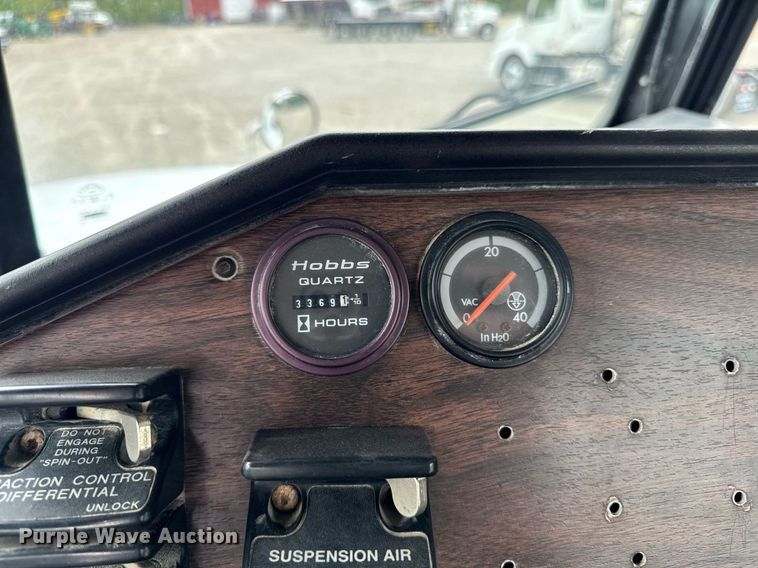 image for item DV2659 2000 Freightliner FLD112 semi truck