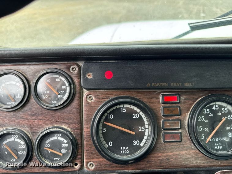 image for item DV2659 2000 Freightliner FLD112 semi truck