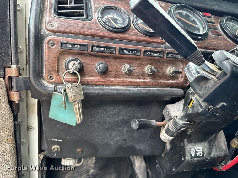 image for item DV2659 2000 Freightliner FLD112 semi truck