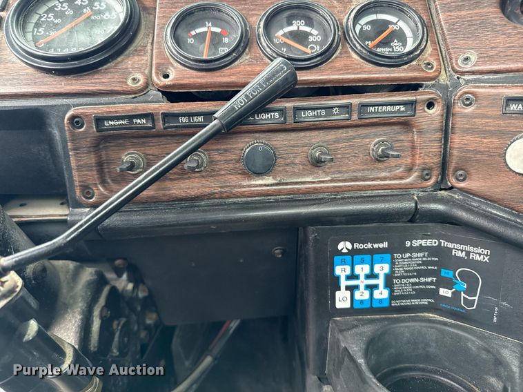 image for item DV2659 2000 Freightliner FLD112 semi truck