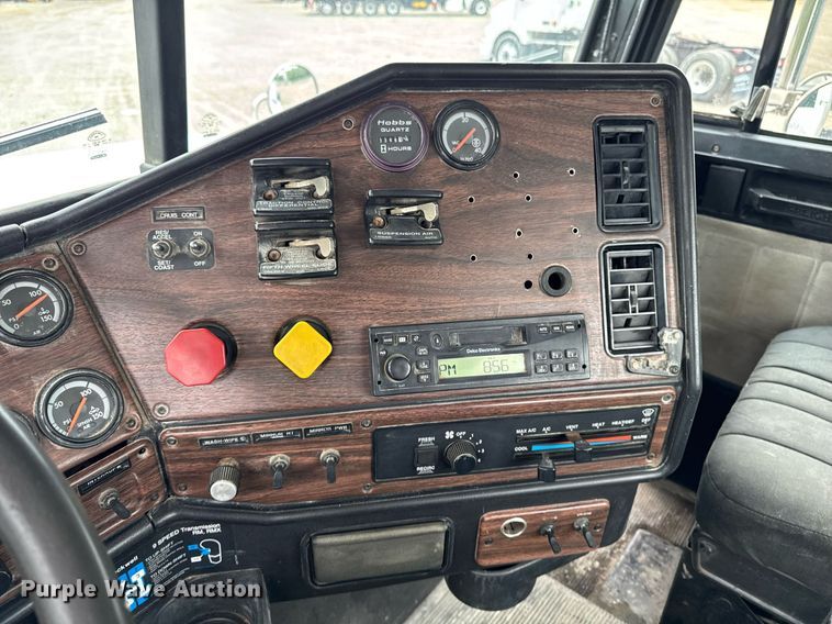 image for item DV2659 2000 Freightliner FLD112 semi truck