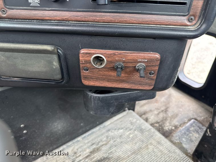 image for item DV2659 2000 Freightliner FLD112 semi truck