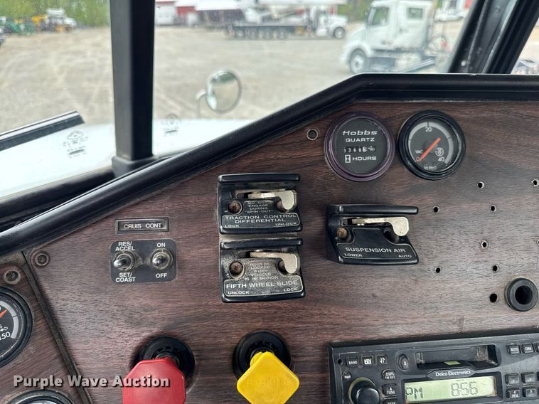 image for item DV2659 2000 Freightliner FLD112 semi truck