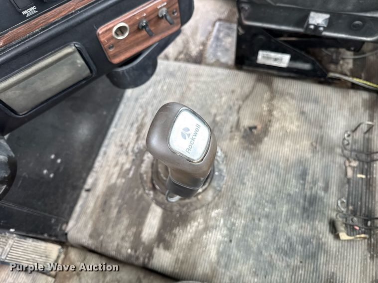 image for item DV2659 2000 Freightliner FLD112 semi truck