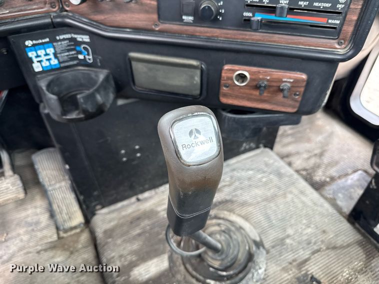 image for item DV2659 2000 Freightliner FLD112 semi truck