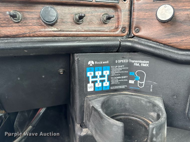 image for item DV2659 2000 Freightliner FLD112 semi truck