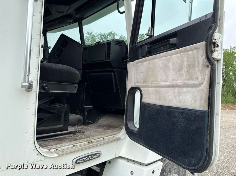 image for item DV2659 2000 Freightliner FLD112 semi truck