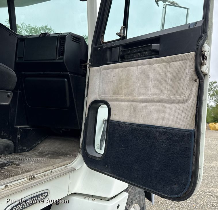 image for item DV2659 2000 Freightliner FLD112 semi truck