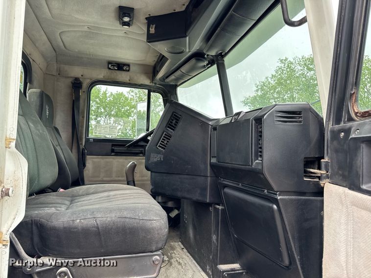 image for item DV2659 2000 Freightliner FLD112 semi truck