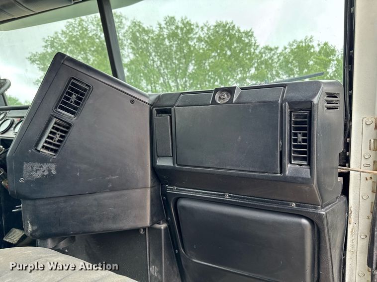 image for item DV2659 2000 Freightliner FLD112 semi truck