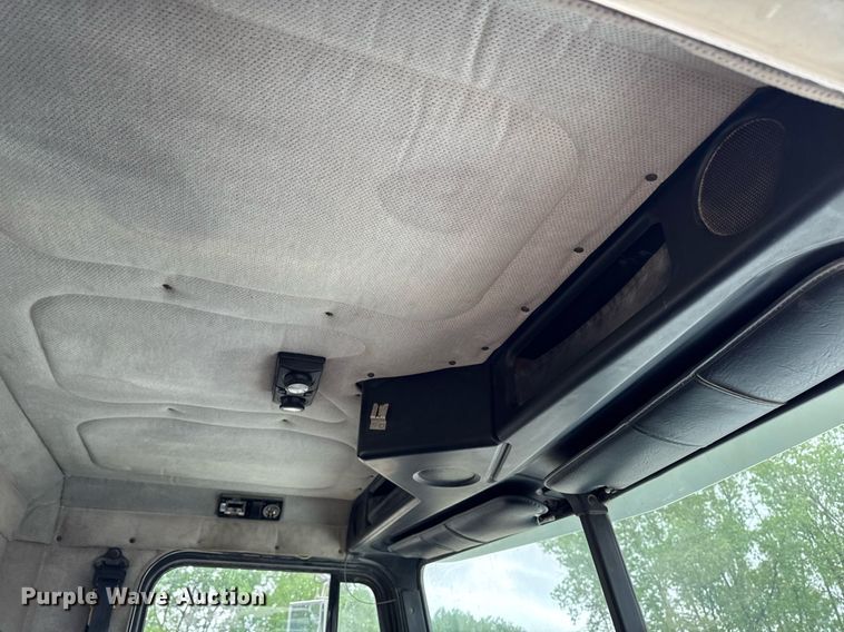 image for item DV2659 2000 Freightliner FLD112 semi truck