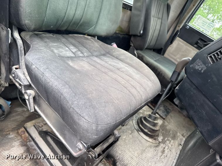 image for item DV2659 2000 Freightliner FLD112 semi truck