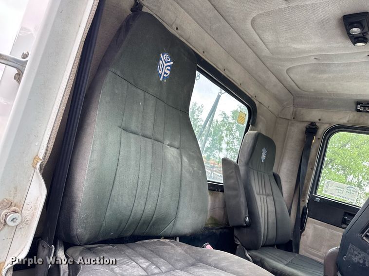 image for item DV2659 2000 Freightliner FLD112 semi truck