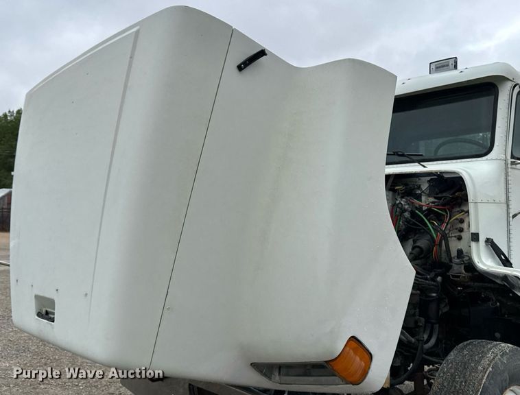 image for item DV2659 2000 Freightliner FLD112 semi truck