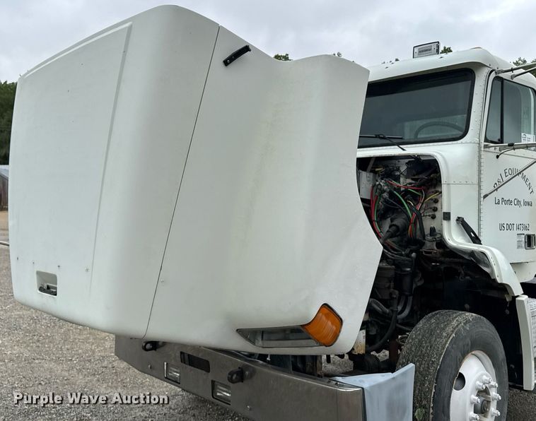image for item DV2659 2000 Freightliner FLD112 semi truck