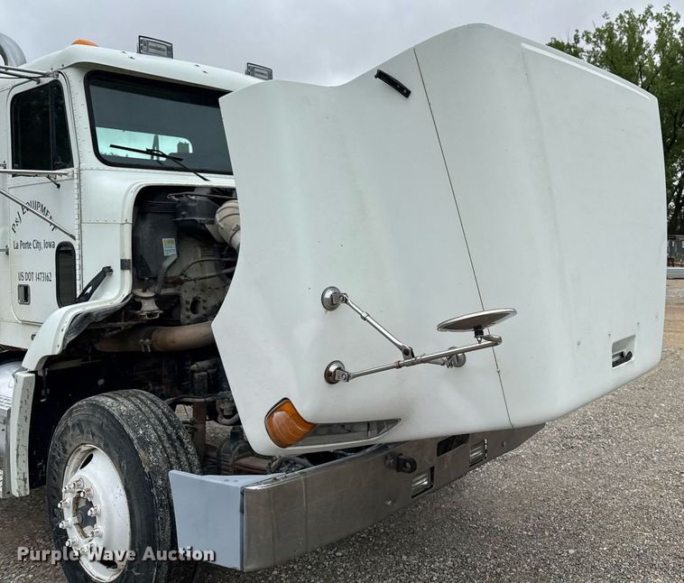 image for item DV2659 2000 Freightliner FLD112 semi truck