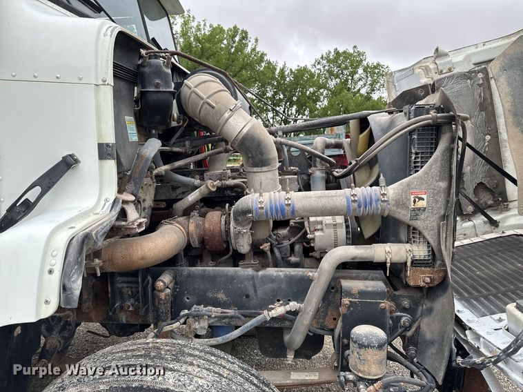 image for item DV2659 2000 Freightliner FLD112 semi truck