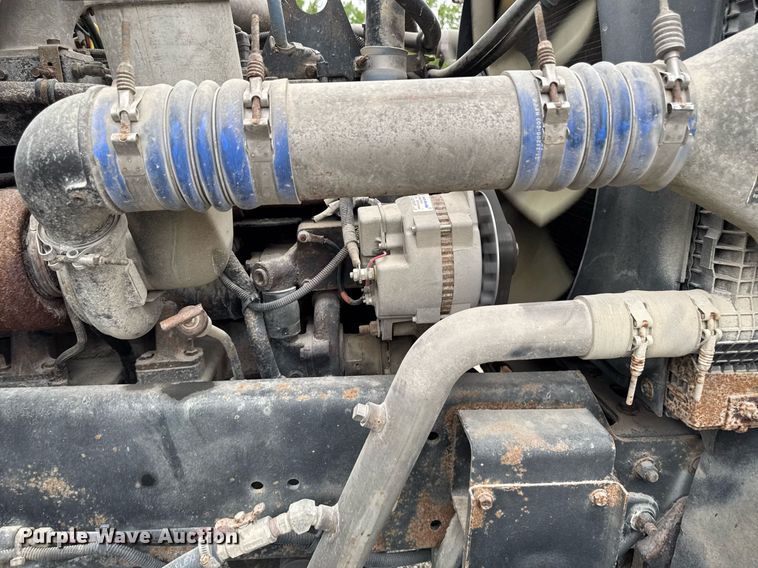 image for item DV2659 2000 Freightliner FLD112 semi truck