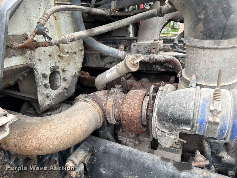 image for item DV2659 2000 Freightliner FLD112 semi truck