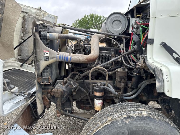 image for item DV2659 2000 Freightliner FLD112 semi truck