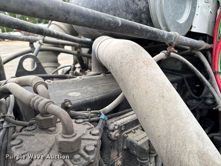 image for item DV2659 2000 Freightliner FLD112 semi truck