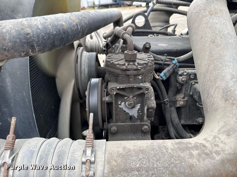 image for item DV2659 2000 Freightliner FLD112 semi truck