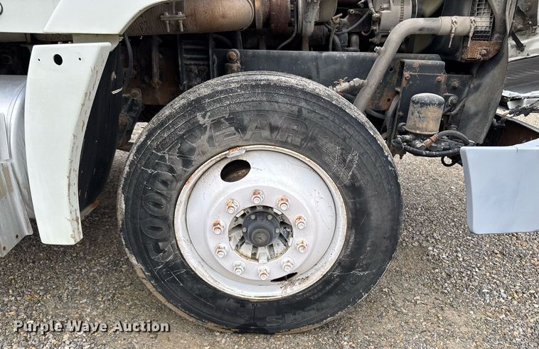 image for item DV2659 2000 Freightliner FLD112 semi truck