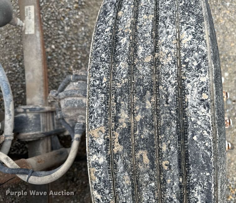 image for item DV2659 2000 Freightliner FLD112 semi truck