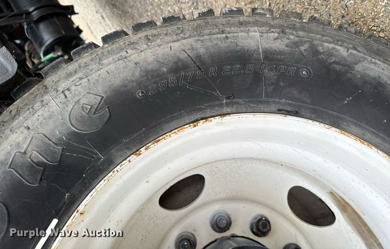 image for item DV2659 2000 Freightliner FLD112 semi truck