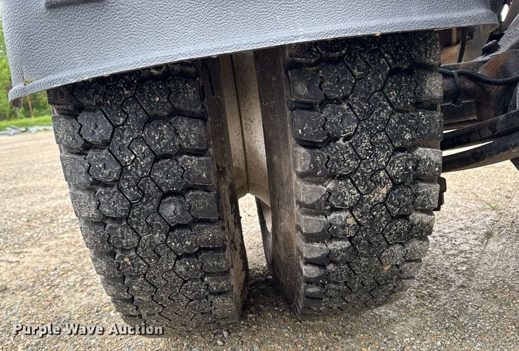 image for item DV2659 2000 Freightliner FLD112 semi truck