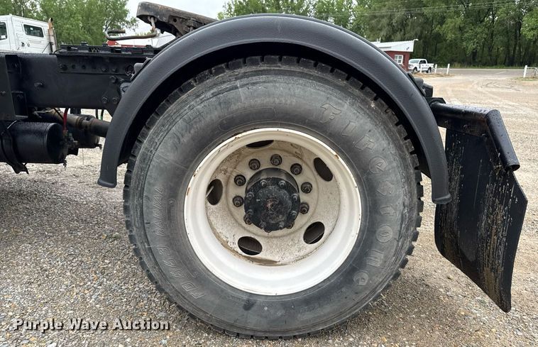 image for item DV2659 2000 Freightliner FLD112 semi truck