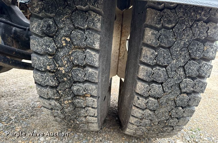 image for item DV2659 2000 Freightliner FLD112 semi truck