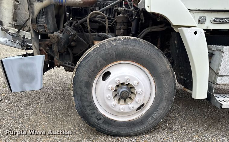 image for item DV2659 2000 Freightliner FLD112 semi truck