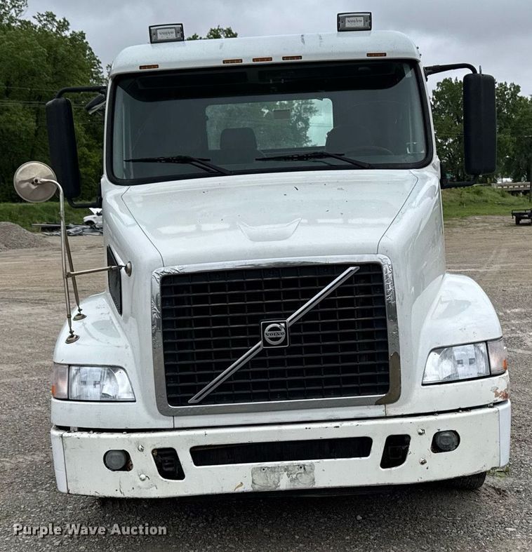 image for item DV2660 2006 Volvo VNM semi truck