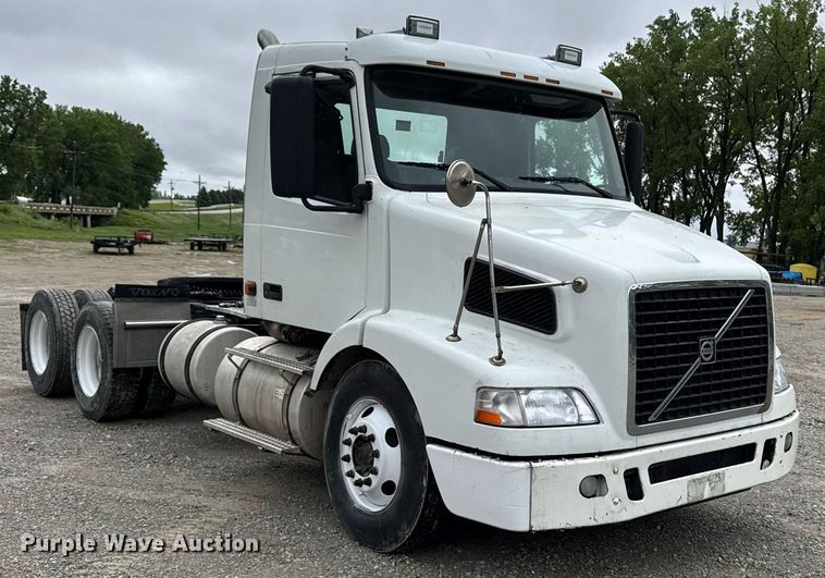 image for item DV2660 2006 Volvo VNM semi truck