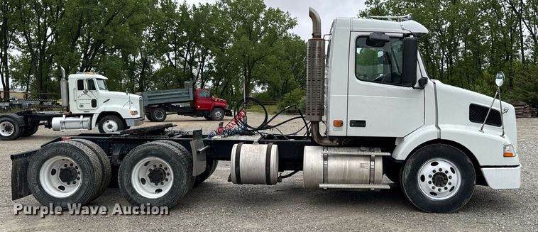 image for item DV2660 2006 Volvo VNM semi truck
