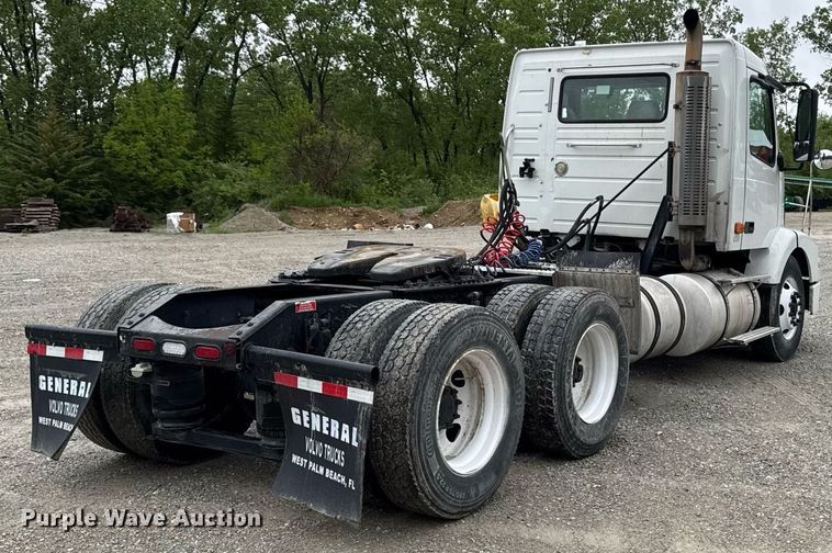 image for item DV2660 2006 Volvo VNM semi truck