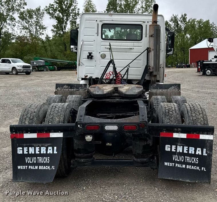 image for item DV2660 2006 Volvo VNM semi truck