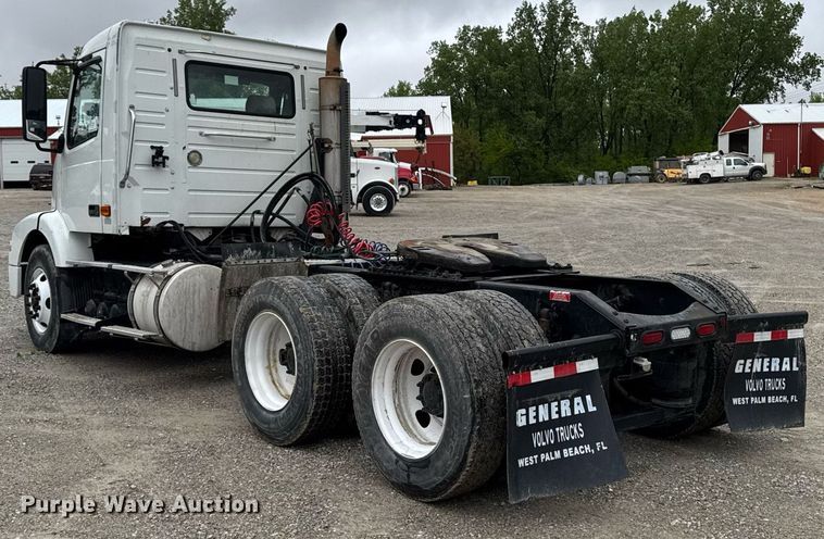 image for item DV2660 2006 Volvo VNM semi truck