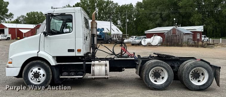 image for item DV2660 2006 Volvo VNM semi truck