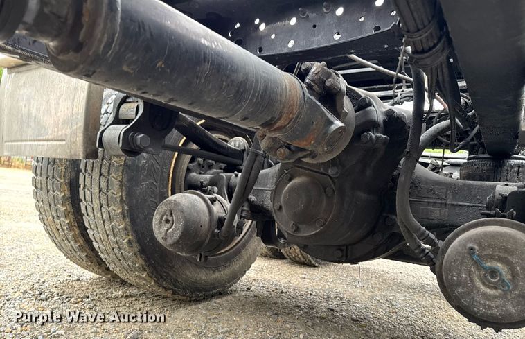 image for item DV2660 2006 Volvo VNM semi truck