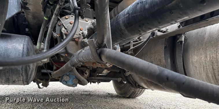 image for item DV2660 2006 Volvo VNM semi truck